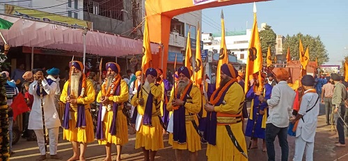 गुरुगोविन्द सिंह जंयती पर निकली भव्य शोभा यात्रा