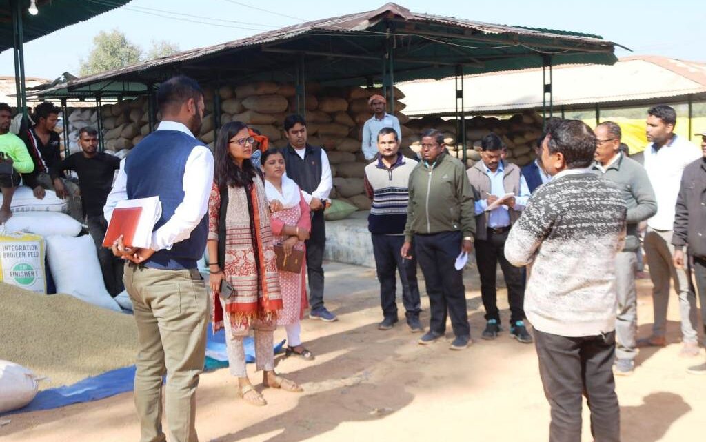 कलेक्टर ने किया नए धान खरीदी केंद्र जोगीसार का निरीक्षण