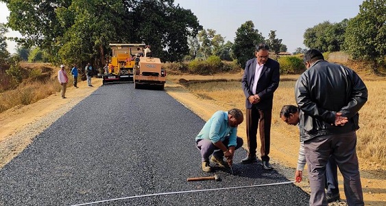 कलेक्टर ध्रुव ने सड़क निर्माण में अमानक गिट्टी के उपयोग पर लगायी रोक