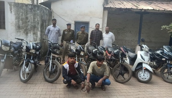 पुलिस ने दो मोटर साइकल चोरों को किया गिरफ्तार