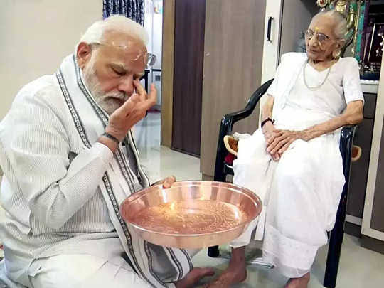 PM मोदी की मां का निधन,100 साल की उम्र में ली अंतिम सांस….