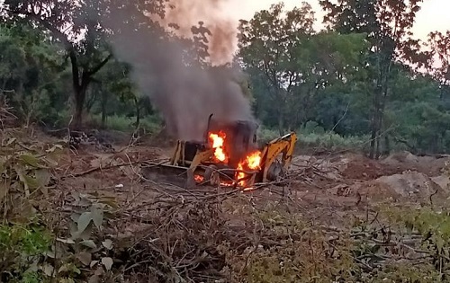 नक्सलियों का उत्पात,निर्माण कार्य में लगे जेसीबी को किया आग के हवाले