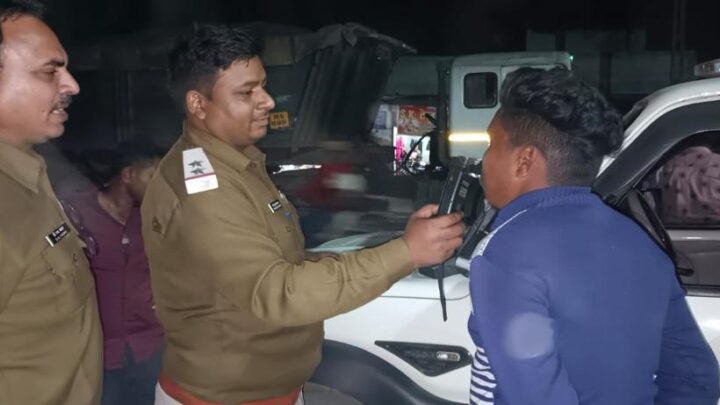 पुलिस अधीक्षक धर्मेन्द्र सिंह छवई ( IPS ) के निर्देशन में जिला महासमुंद के विभिन्न थाना क्षेत्रों में शराब पीकर वाहन चलाने वाले वाहनों पर की गयी कार्यवाही