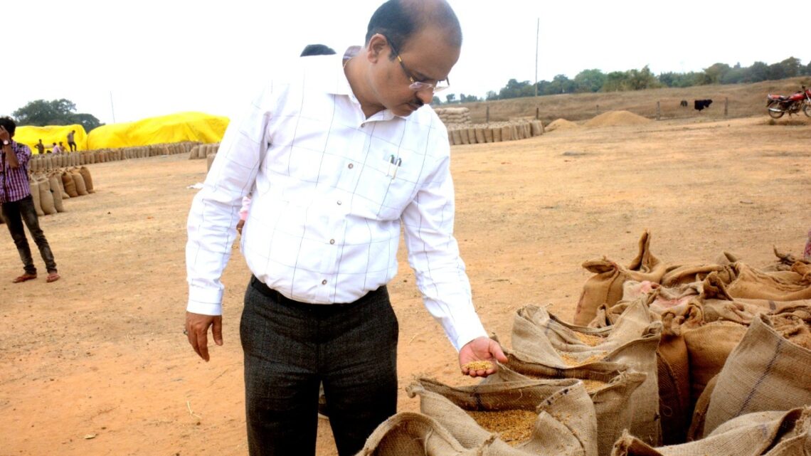 धान के बोरों को तराजू में तौलवाकर कलेक्टर ने की वजन की जांच