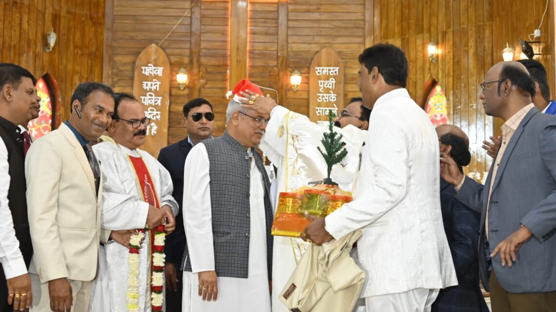 सेंट जोसफ कैथेड्रल और सेन्ट पॉल कैथेड्रल पहुंचकर प्रार्थना में शामिल हुए मुख्यमंत्री