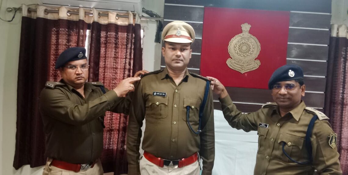 जिले में दो पुलिसकर्मियों को निरीक्षक पदोन्नति पर पुलिस अधीक्षक संतोष सिंह ने स्टार लगाकर दी बधाई