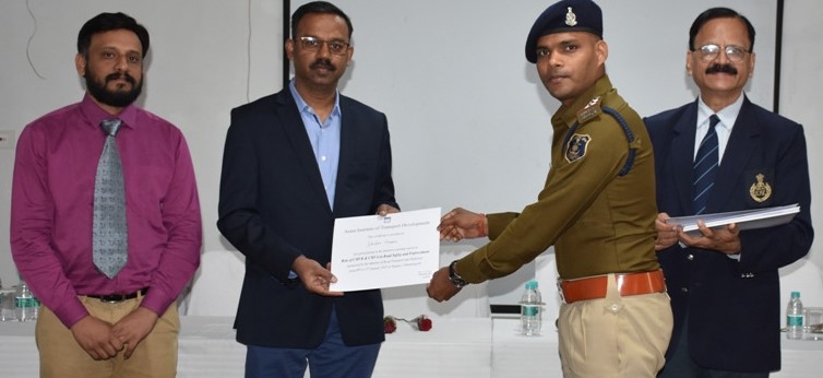 यातायात पुलिस तथा परिवहन विभाग के अधिकारियों का सड़क सुरक्षा संबंधी प्रशिक्षण संपन्न