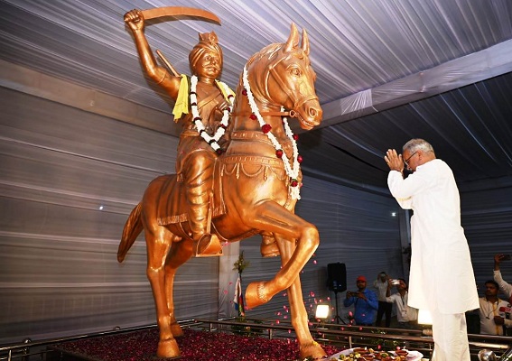 मुख्यमंत्री ने शहीद वीर नारायण सिंह की आदमकद प्रतिमा का किया अनावरण