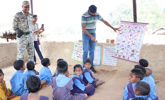 कलेक्टर एवं SP ने सुदूर क्षेत्र तिमेनार,एटेपाल में विकास कार्यों का जायजा लिया