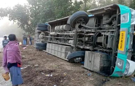 CG ACCIDENT NEWS : नेशनल हाइवे पर दर्दनाक हादसा, भैंस के टकराने से पलटी बस, एक बच्ची की मौत, 6 घायल…