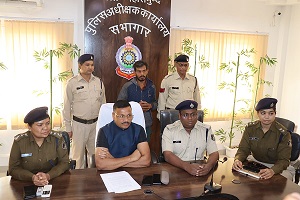 पुलिस अधीक्षक धर्मेन्द सिंह (IPS) महासमुन्द पुलिस की बड़ी सफलता ,बेटा ही निकला बाप का हत्यारा, 01 वर्ष बाद हुआ अंधे कत्ल का खुलासा