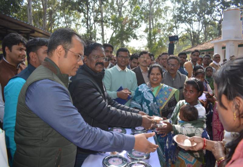 खाद्य मंत्री भगत ने कुपोषण दूर करने बांटा खिचड़ी टिफिन व अंडा