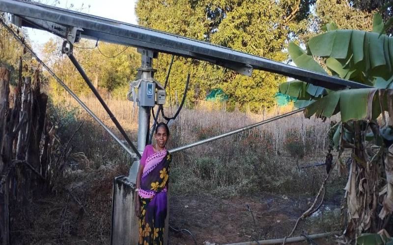 अब बिजली का इंतजार नहीं, सोलर पंप से सींच रहे खेत