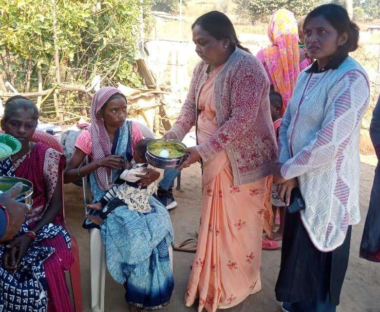 मां की ममता से महरूम कुपोषित जुड़वा बहनों को मिला सुपोषण तुंहर द्वार का दुलार