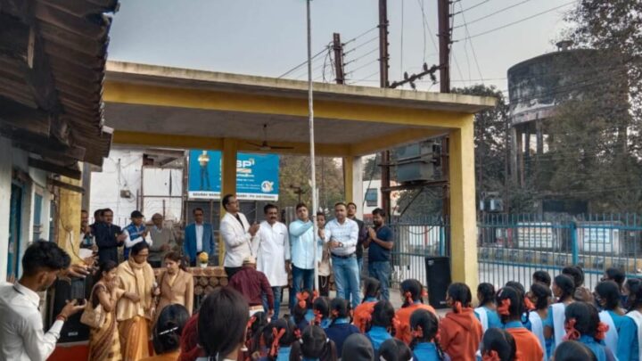 Rahul Sharma ने शासकीय उच्चतर माध्यमिक विद्यालय चक्रधरनगर में फहराया तिरंगा