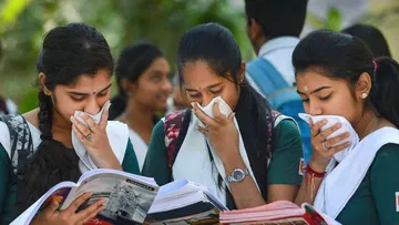 आधी रात हॉस्टल से निकलीं 61 लड़कियां, अधिकारी से मिलने 17km पैदल चलीं; हैरान कर देगी वजह