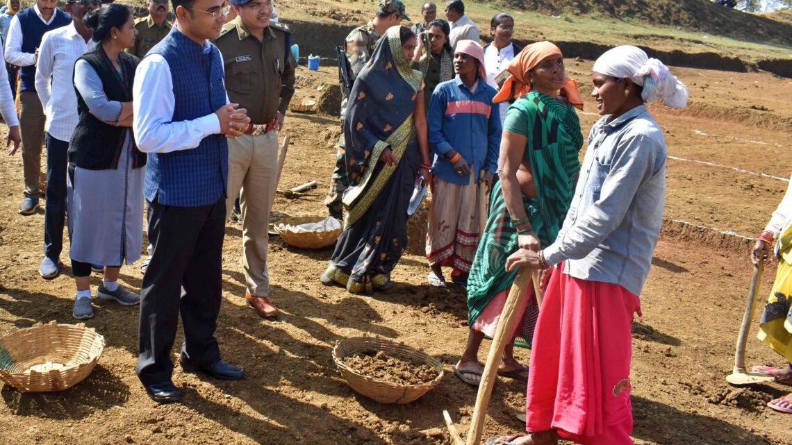 कलेक्टर ने गुण्डरदेही विकासखण्ड के विभिन्न ग्रामों का निरीक्षण कर गतिविधियों का लिया जायजा