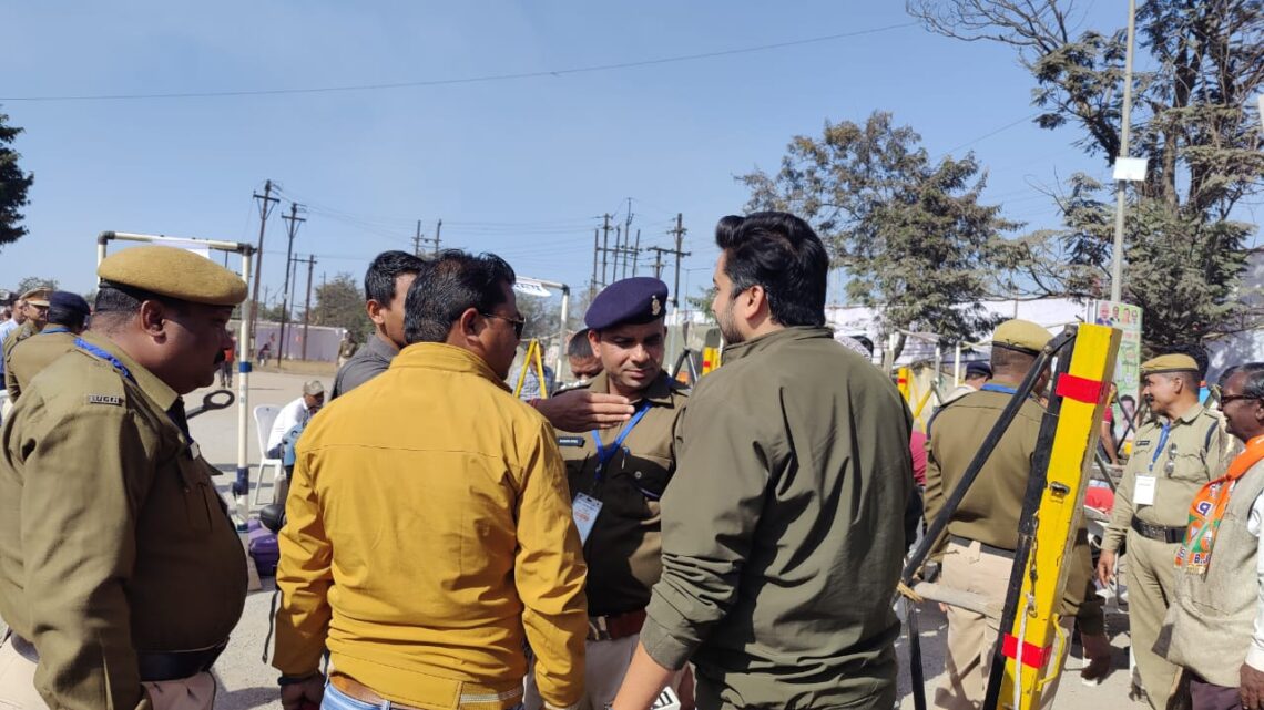 केंद्रीय गृहमंत्री के आमसभा स्थल में सुरक्षा व्यवस्था के नाम पर तानाशाही निकलवाए जा रहे जैकेट्स ,सुरक्षाकर्मियों से मीडियाकर्मियों की हुई तीखी बहस,अंततः जीते मीडियाकर्मी ,कार्यक्रम में अव्यवस्थाओं का आलम