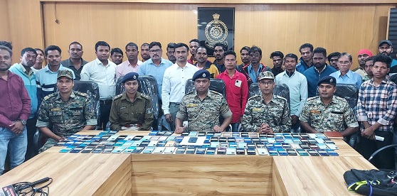 नए वर्ष पर पुलिस अधीक्षक दिव्यांग पटेल ने प्रार्थियो को लौटाए 25 लाख के गुम मोबाईल