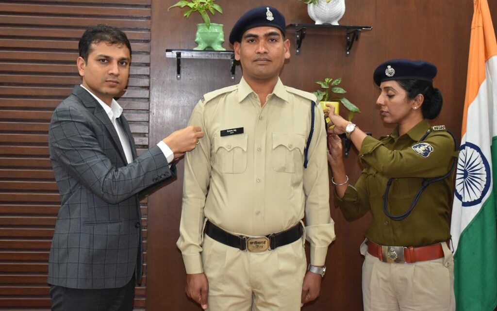 पुलिस अधीक्षक द्वारा आरक्षक से प्रधान आरक्षक के पद पर पदोन्नत हुए 08 कर्मचारियों को लगाया गया बैच