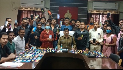 KORBA : पुलिस अधीक्षक संतोष सिंह ने 156 गुम हुए मोबाइल लौटाए