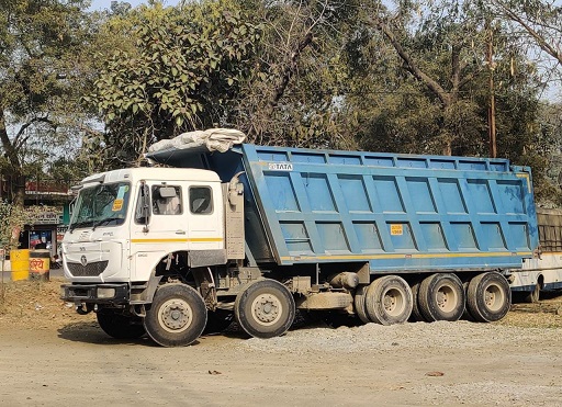 अव्यवस्थित रूप से मेन रोड पर खड़ी भारी वाहन पर की गई कार्यवाही