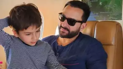 Taimur ने नए हवाई जहाज की तस्वीरों में पिता सैफ के साथ पोज दिया !