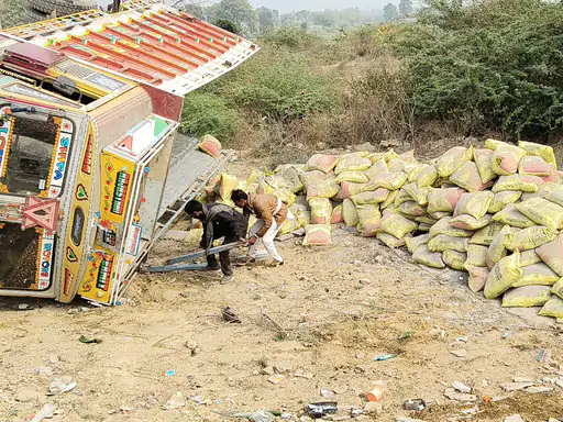 बिना ड्राइवर के 100 मीटर उल्टा दौड़ा ट्रक : खाई में गिरकर पलटा; सीमेंट के टुकड़े बिखर गए