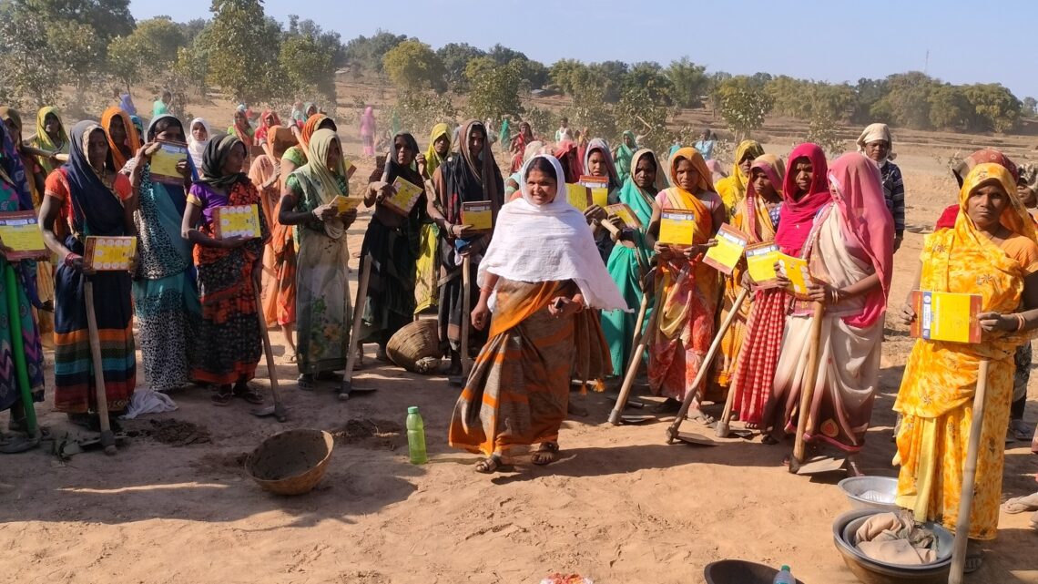 मनरेगा के कार्यस्थल में महिला मेट आने से बढ़ने लगा है महिला श्रमिकों का रोजगार प्रतिषत