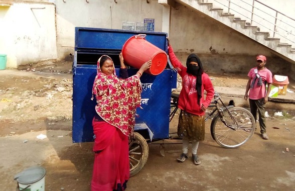 स्वच्छ भारत मिशन ग्रामीण के तहत, स्वच्छता दीदियों के रूप में पहचानी जा रहीं समूह की महिलाएं…