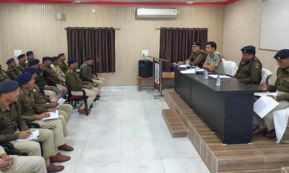 यातायात व्यवस्था के सुगम संचालन के संबंध में पुलिस अधीक्षक ने ली यातायात अधिकारियों की समीक्षा बैठक