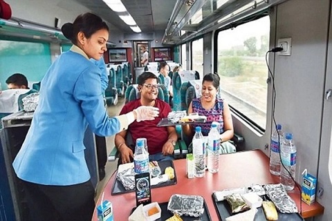 Indian Railways: “यात्रीगण कृपया ध्यान दें”- अब व्हाट्सएप से भी ऑनलाइन खाना मंगा सकेंगे यात्री! जानिए नंबर?