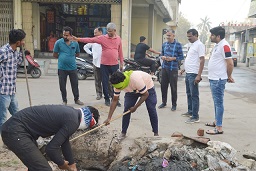 KORBA : महापौर ने स्लैब हटवाकर लिया नालियों की स्वच्छता का जायजा, मानदण्डों के अनुसार सफाई के दिए निर्देश