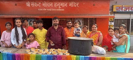 संकट मोचन हनुमान मंदिर मे महाशिवरात्रि पर्व पर किया गया खीर पूड़ी व बूंदी प्रसाद का वितरण