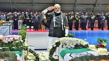 प्रधानमंत्री मोदी ने पुलवामा शहीद जवानों को श्रद्धांजलि दी