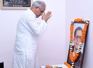 मुख्यमंत्री Bhupesh Baghel ने पंडित श्यामाचरण शुक्ल की जयंती पर उन्हें किया नमन