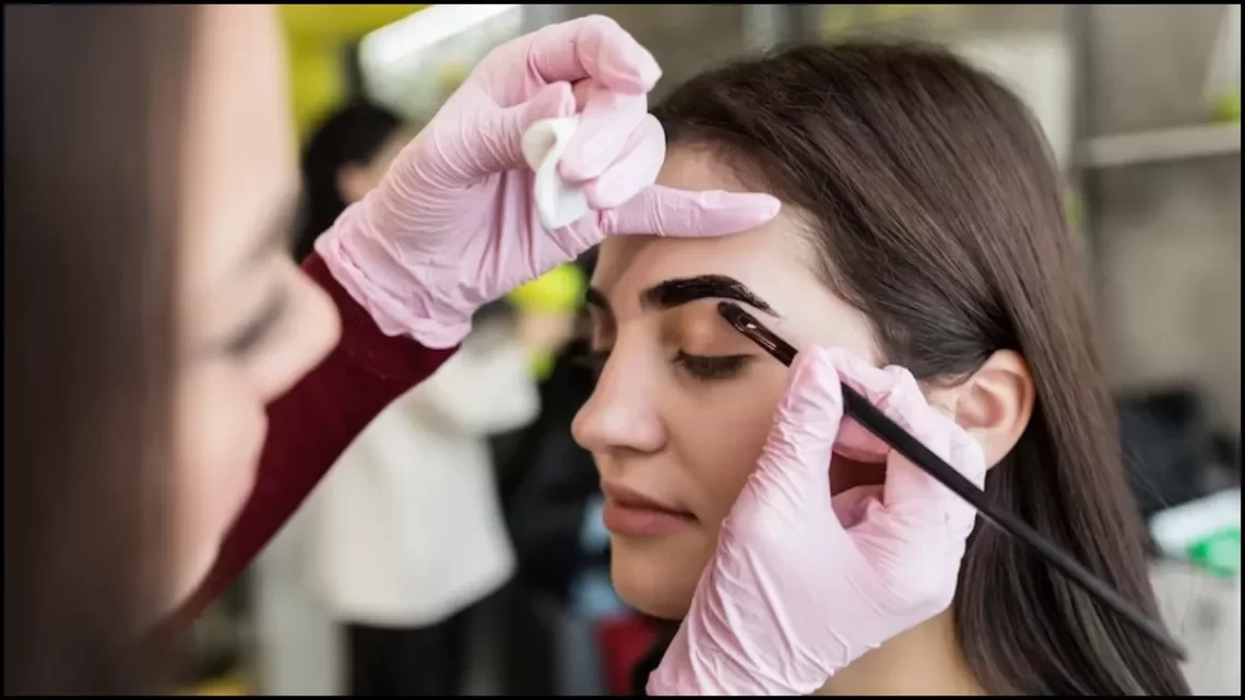 Eyebrows Tips: पतली आइब्रो को बनाना चाहती हैं काली और घनी, तो अपनाएं ये आसान उपाय