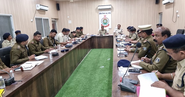 Crime Meeting में थाना, चौकी प्रभारियो को एसएसपी सदानंद कुमार का निर्देश “फरार चल रहे आरोपियों को गिरफ्तार कर भेजें जेल”