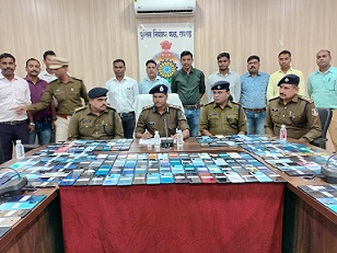 Raigarh SSP सदानंद कुमार के हाथों ₹30 लाख के गुम हुए 215 मोबाइलों का वितरण….