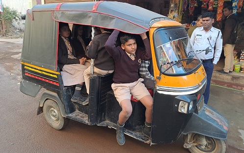 क्षमता से अधिक छात्र-छात्राओं को परिवहन करने वाले स्कूली ऑटो के विरुद्ध यातायात पुलिस की विशेष अभियान कार्रवाई