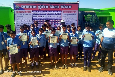 शासकीय पूर्व माध्यमिक शाला भैंसा में छात्र-छात्राओं को “अंजोर रथ” के माध्यम से यातायात नियमों के प्रति सजग रहने का दिया संदेश…..