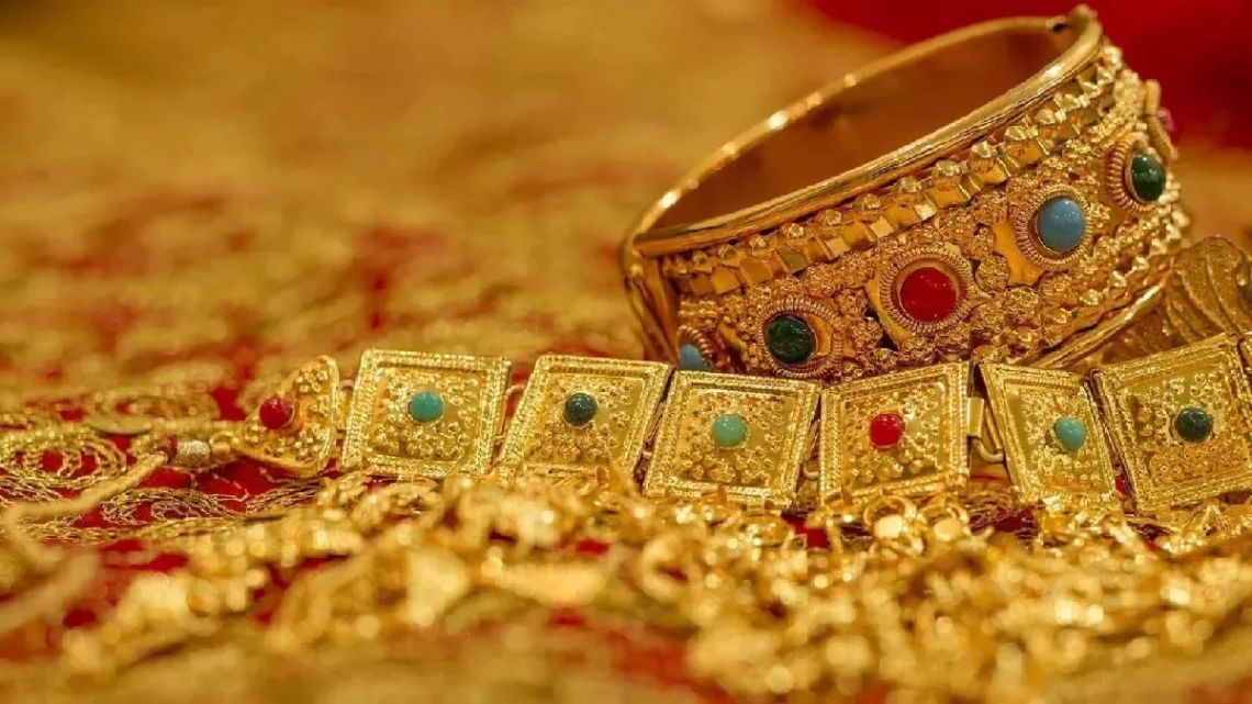 Gold Price Today: सोना चांदी खरीदने वालों के लिए खुशखबरी, लगातार टूट रहे हैं भाव, आज कितना सस्ता हुआ सोना