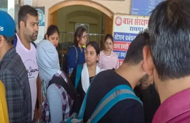 CG BREAKING : Civil Judge Exam देने आए छात्रों ने रायपुर रेलवे स्टेशन में किया हंगामा, जानें पूरा मामला….