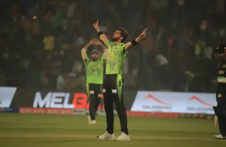 PSL 2023 में Shaheen Afridi ने की घातक गेंदबाजी, पहले तोड़ा बल्ला फिर मारा क्लीन बोल्ड, देखें VIDEO