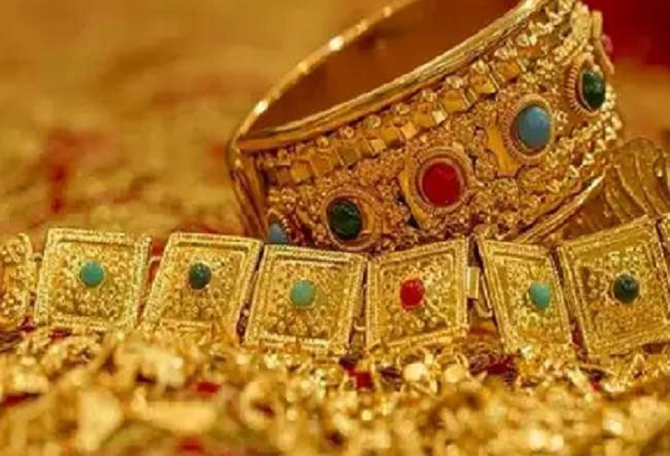 Gold Price Today: खुशखबरी! 2300 रुपया सस्ता हुआ सोना, खरीदारी का है सही समय या और नीचे आएगा भाव