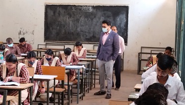 Board Exams Begin : कलेक्टर ने परीक्षा केंद्र पहुंचकर व्यवस्थाओं का लिया जायजा, दिए आवश्यक दिशा-निर्देश…