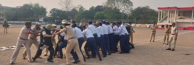 Bilaspur News : जनरल परेड़ में पुलिस अधिकारी-कर्मचारी ने किया बलवा ड्रील का अभ्यास, Police Dog ने किया डेमो ड्रील