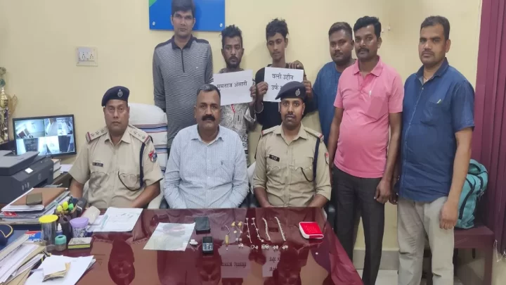 Crime News : ट्रेन से गहने उड़ाने वाले गैंग का भंडाफोड़, 02 आरोपी गिरफ्तार…01 फरार…