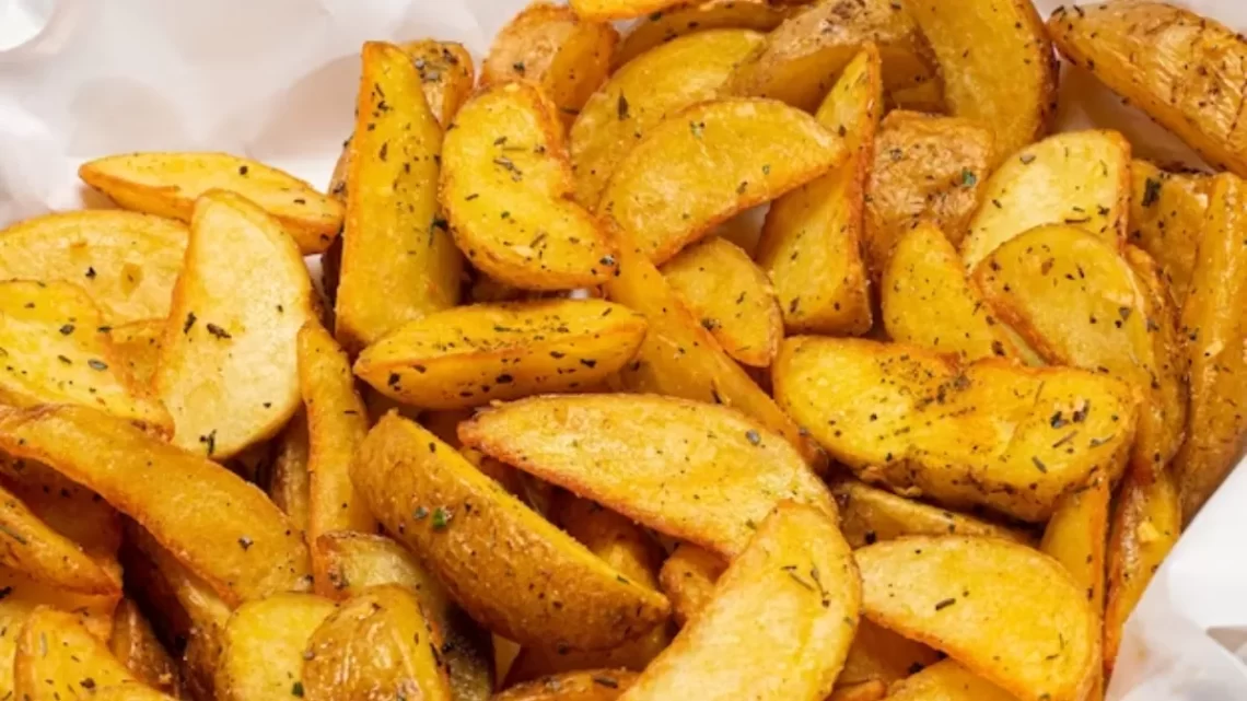 Sweet Potato Fries: डाइटिंग कर रहे लोगों को लिए बेस्ट हैं शकरकंद फ्राइज, जानें इसे बनाने की रेसिपी