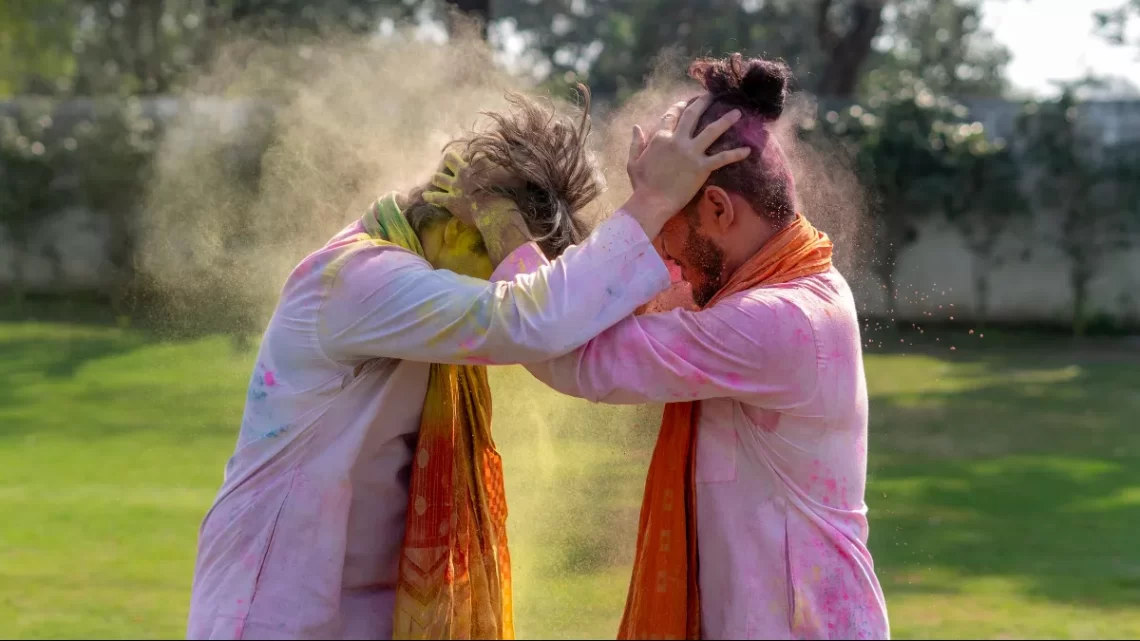 Holi Skin Care: होली के रंग न करें आपकी स्किन और बाल को खराब, इसके लिए खेलने से पहले और बाद में करें ये काम